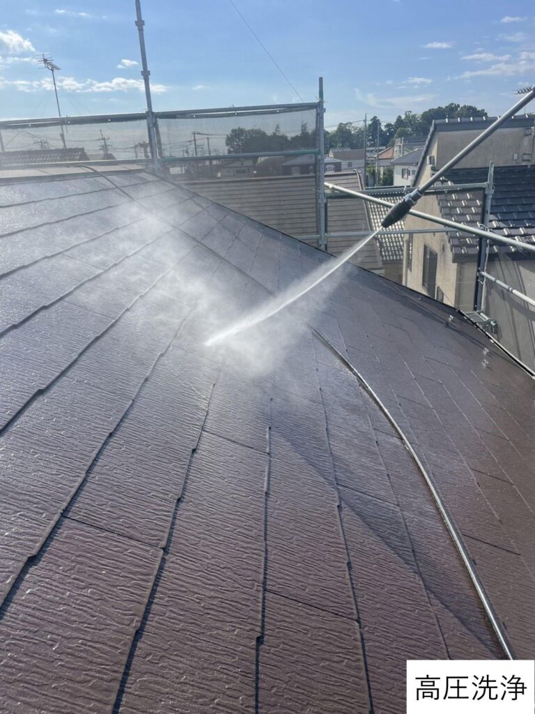 屋根の高圧洗浄です。高圧洗浄をすることで、屋根の汚れや塗装残りなどをしっかりと落とし、塗装ののりをよくします。